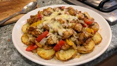 Kuřecí na plechu s bramborami, paprikou a sýrem – sytá večeře téměř bez nádobí