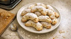 Křehké jablečné sušenky se zakysanou smetanou: jednoduché těsto a šťavnatý výsledek