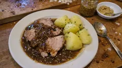 Vepřová kýta na hořčici s tmavou cibulkou: šťavnaté plátky a voňavá omáčka