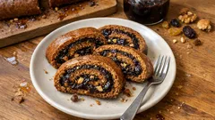 Makový závin nakrájený na talíři, domácí dezert