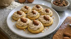 Mandlové myslivecké knoflíky: křehké vánoční cukroví s nadýchaným sněhem