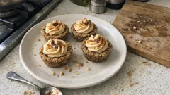 Karamelové košíky s jemným krémem: vánoční cukroví, které krásně drží tvar