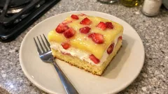 Jahodová buchta se zakysanou smetanou: lehký krém a čisté řezy