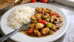 Domácí kuřecí čína s jasmínovou rýží: rychlá pánevní směs jako z bistra