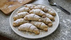 Křehké ořechové rohlíčky ze zakysané smetany: jednoduché těsto, voňavá náplň