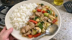 Rychlá vepřová „čína“ se zeleninou a rýží – ideální večeře na všední den