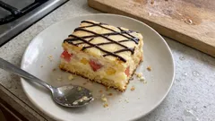 Rychlá buchta s ovocem a vanilkovým pudinkem na plech – vláčná i druhý den