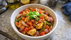 Miska pikantního kuřete se zeleninou a jarní cibulkou