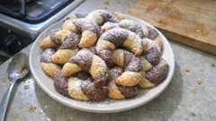 Dvoubarevné křehké rohlíčky: máslové vánoční cukroví s kakaovým „pletením“