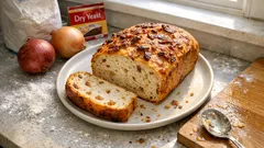 Domácí slaný chléb se sýrem a cibulí na talíři