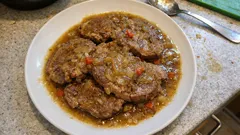 Krkovice pečená na pivu s cibulí a kapií: šťavnaté plátky z trouby