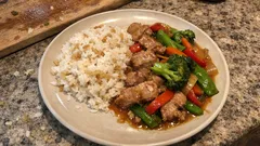 Vepřová směs se zeleninou a cibulovou rýží: rychlá večeře z jedné pánve