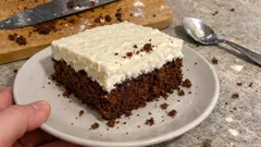 Nadýchané kakaové řezy s tvarohovým krémem z plechu – vláčné a snadné na krájení