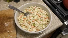 Domácí coleslaw jako z bistra: křupavý trik se solením zelí