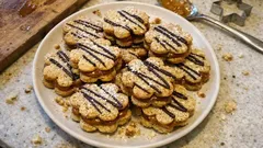 Karamelové kytičky: křehké ořechové cukroví s karamelovým krémem a čokoládou