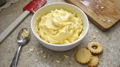 Žloutkový krém do vánočního cukroví: jemná náplň, která drží tvar a nesráží se