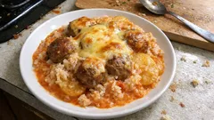 Masové kuličky s rýží a bramborami z jednoho pekáče – zapečené pod sýrem