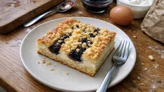 Kynutý koláč na plech s tvarohem, povidly a drobenkou – vláčný i druhý den