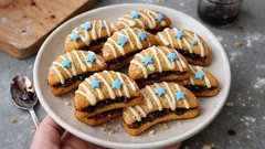 Medové měsíčky s rumovou náplní a bílou čokoládou – vánoční cukroví, co rychle uzraje