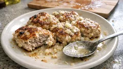 Vepřový řízek v krémové omáčce s bylinkami na talíři