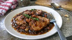 Vepřová kýta na slanině z tlakového hrnce: měkké maso a poctivá cibulová omáčka