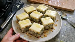 Rychlý makovec na plech s citronovou polevou a bílou čokoládou (hotový za chvíli)