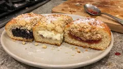 Třívrstvé kynuté koláče na jeden plech: mák, tvaroh a ořechy v jednom pečení