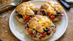 Vejce Benedikt na toastu se šunkou, holandskou omáčkou a bylinkami