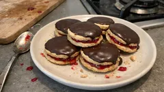 Talíř plněných sušenek s krémem a čokoládou na kuchyňské lince