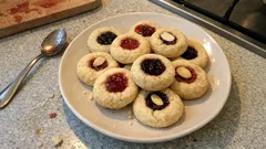 Talíř s domácími lineckými kolečky s marmeládou na kuchyňské lince