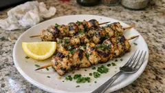 Marinované kuřecí špízy s bylinkami: šťavnaté na grilu i v troubě