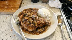 Vepřová kotleta dušená na houbách: šťavnatá klasika s jemnou omáčkou