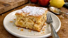 Vláčný jablečný zákusek na plech: jablka krátce poduste a řezy budou krásně šťavnaté