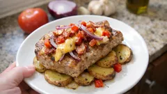 Vepřové kotlety s bramborami z jednoho plechu: slanina, sýr a minimum nádobí