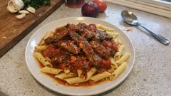 Hovězí nudličky v rajčatové omáčce s těstovinami – poctivá večeře, co vždycky vyjde