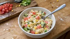 Rychlý těstovinový salát se zeleninou: krémová zálivka z majonézy a zakysané smetany