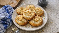 Domácí kynuté koláče s tvarohem a drobenkou: vláčné těsto a křupavý povrch