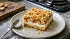 Jablečný koláč s tvarohem na plech: křehký, vláčný a krásně voní skořicí