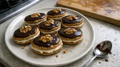 Ořechové oválky s máslovým krémem a čokoládou: vánoční cukroví, které se vždy povede