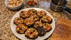 Plněné žampiony se sýrem a zeleninou na talíři