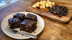 Vláčná jablečná buchta s čokoládou na plech – jednoduchá a vždy se povede