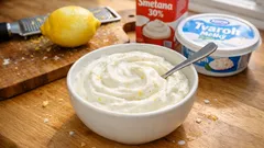 Vanilkový tvarohový krém, který krásně drží tvar – do dortů, řezů i cukroví