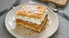 Karamelový krémeš z listového těsta: vrstvený zákusek, který se krájí krásně