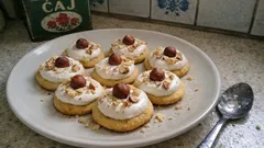 Myslivecké knoflíky s oříškem: křehké vánoční cukroví se sněhovou čepičkou