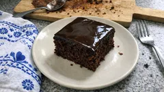 Vláčná kefírová buchta na plech s čokoládovou polevou – hotová raz dva