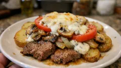 Maso s bramborami z jednoho plechu: zapečené plátky se smetanou a sýrem