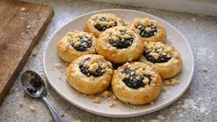 Kynuté koláčky s tvarohem a povidly: měkké těsto, křupavá drobenka