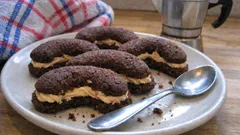 Kakaové linecké rohlíčky s kávovým krémem: křehké vánoční cukroví, co zraje do druhého dne