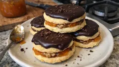 Išelské dortíčky: křehké ořechové cukroví s meruňkou a hořkou čokoládou