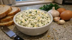 Krémová tvarohovo-sýrová pomazánka s česnekem a vejcem – hotová za chvíli